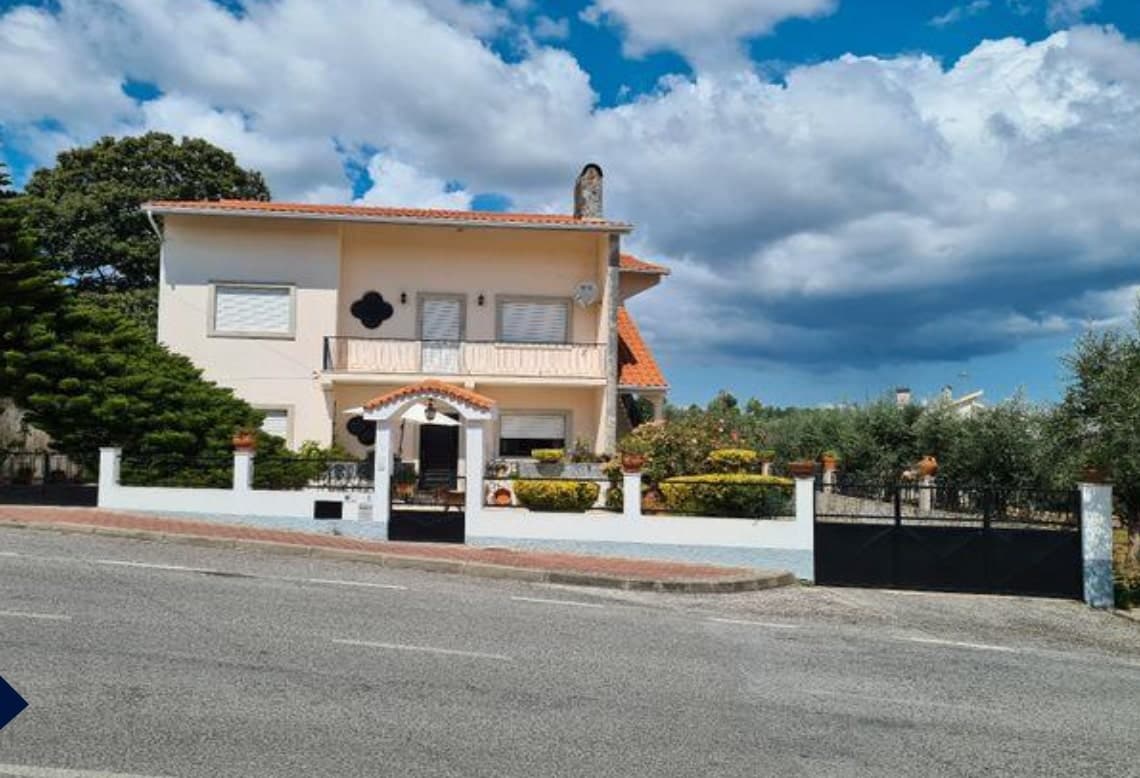 Two-storey villa in a picturesque area of Portugal 1